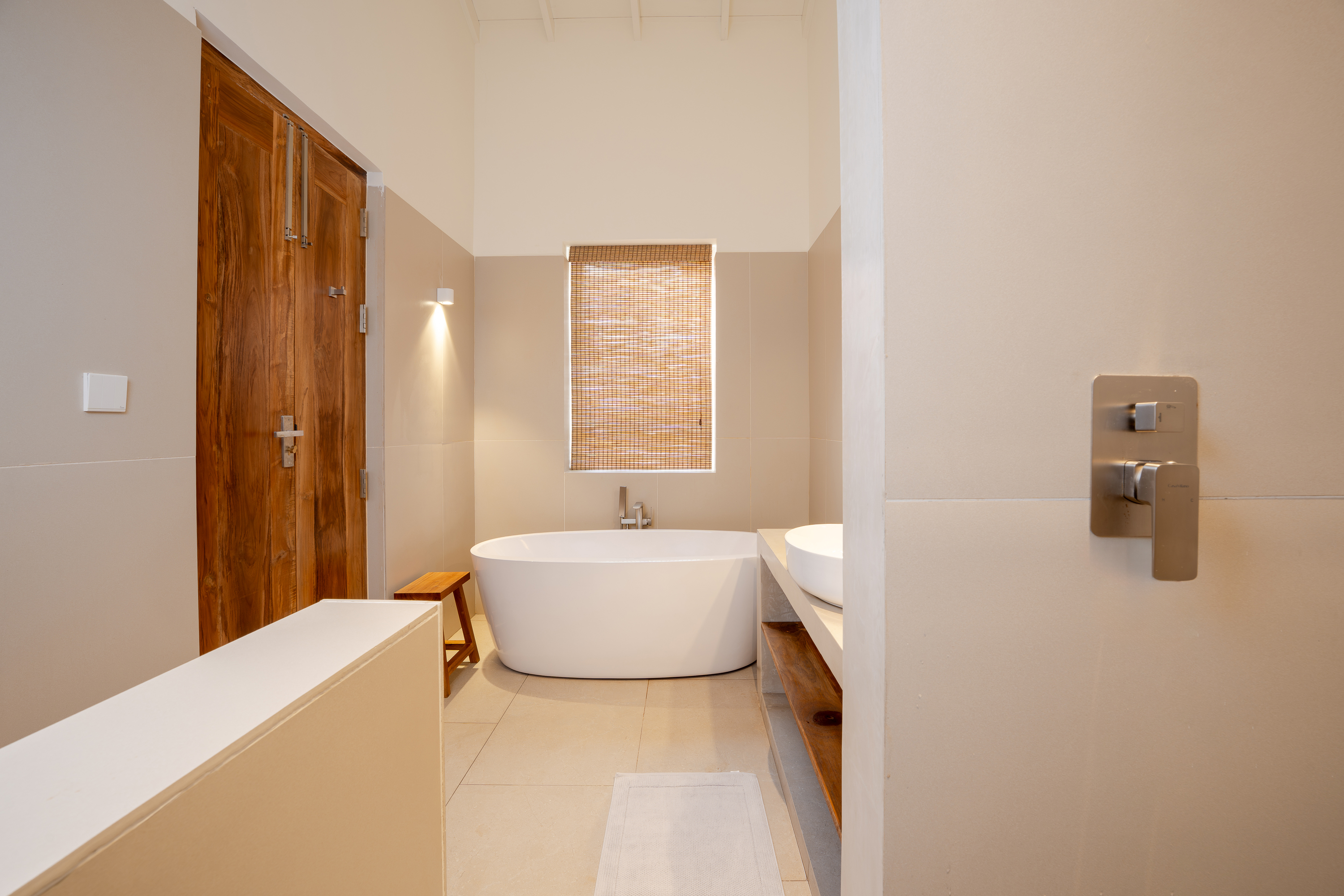 Thalpe Beach House - ensuite bathroom with freestanding tub