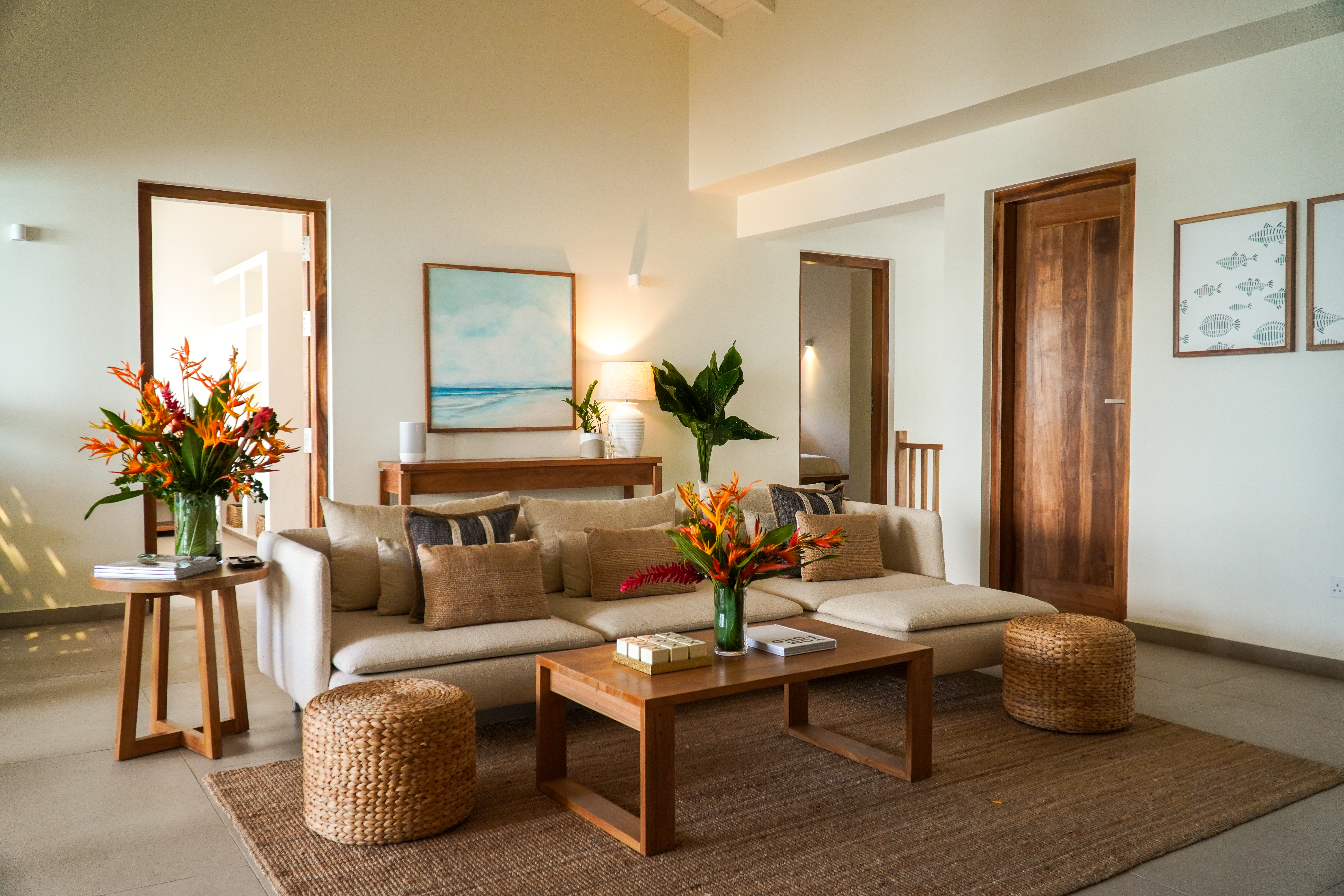 Thalpe Beach House - living room with tropical decor